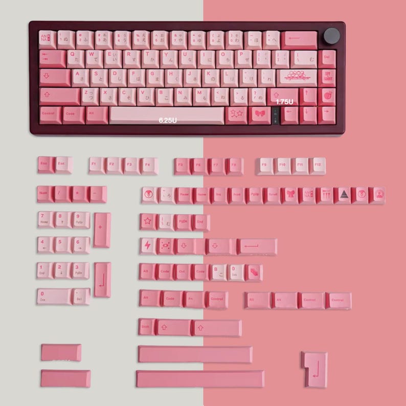 Op de afbeelding: Een set roze en witte toetsen voor een 60% toetsenbord. De toetsen hebben verschillende ontwerpen, waaronder sterren, harten en andere symbolen. De toetsen zijn gerangschikt in rijen en kolommen, waarbij de bovenste rij is gelabeld met de functietoetsen (F1-F12). De onderste rij bevat de modificatietoetsen (Ctrl, Alt, Shift en Win). De toetsen zijn gemaakt van duurzaam plastic en zijn ontworpen om te passen op standaard mechanische toetsenborden.