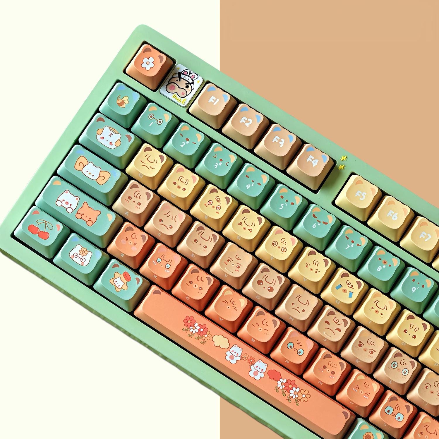 かわいいクマの形のキーキャップセット、側面に刻印されたアニメキー