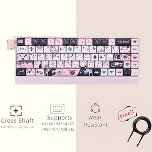 Pode incluir: Um teclado mecânico rosa com teclas personalizadas com ilustrações de desenhos animados. As teclas são brancas, rosas e pretas. O teclado suporta eixo transversal e é resistente ao desgaste. Inclui um extrator de teclas.