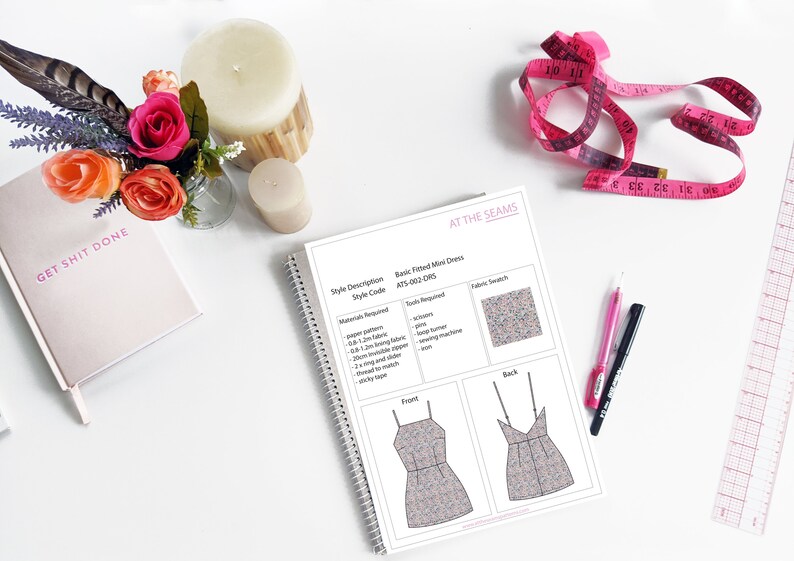 K&ouml;nnte beinhalten: Ein Schnittmuster f&uuml;r ein schlichtes, figurbetontes Minikleid mit einem Stoffmuster in Blumenoptik. Das Schnittmuster enth&auml;lt Anweisungen f&uuml;r Vorder- und R&uuml;ckseite des Kleides. Der Text auf dem Schnittmuster lautet "Basic Fitted Mini Dress ATS-002-ORS".