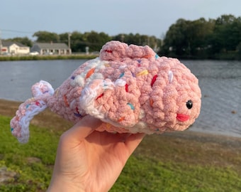 Peluche de pez koi de galleta de amigurumi hecho a mano