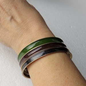 Pulseras apilables de metal, color verde, marrón y negro. Juego de 3.