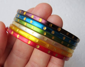 Regenbogen Kunststoff Armreifen Set - Gold Dot Armbänder