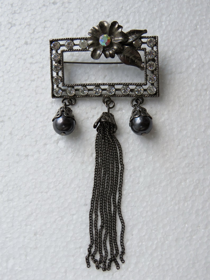 Ancienne fine broche métal fleurs et strass fuchsia - Le Grenier de Lisette