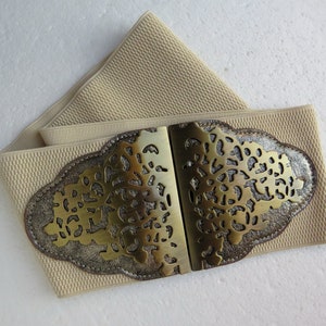 Beige Elastic Stretch Belt with Gold Tone Buckle: Medium Waist