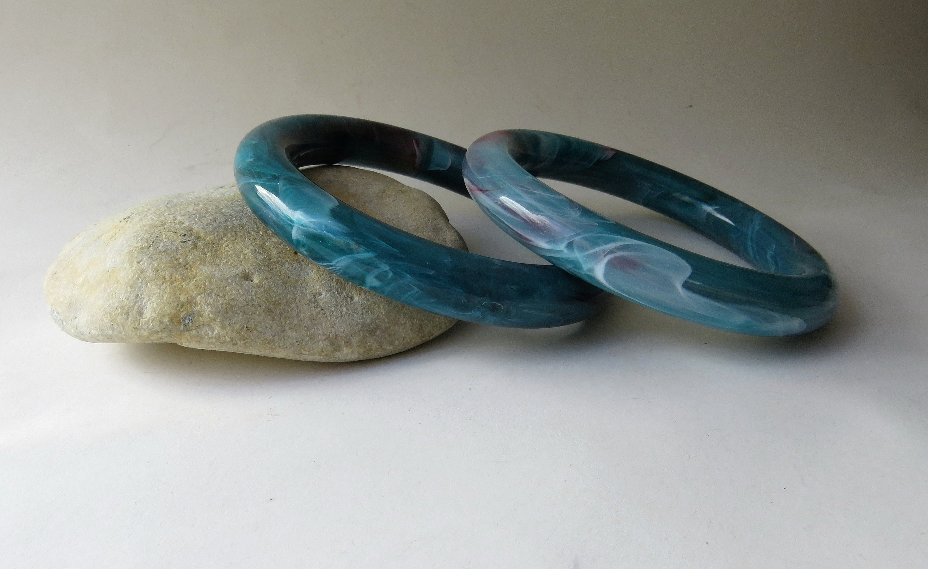 Blue Ebb & Flow Bangle esmalte. brazalete de forma libre joyas de playa Brazalete de esmalte brazalete de ola brazalete azul Joyería Pulseras Brazaletes joyas de mar brazalete ondulado 
