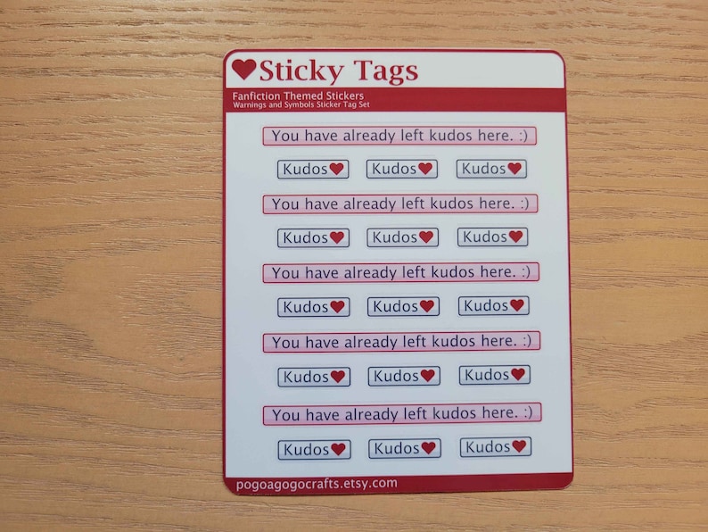 K&ouml;nnte beinhalten: F&uuml;nf rote und wei&szlig;e Aufkleber mit dem Text "You have already left kudos here. :)" und "Kudos" mit einem roten Herzsymbol. Die Aufkleber befinden sich auf einem Holzgrund. Der Text "pogoagogocrafts.etsy.com" befindet sich am unteren Rand des Bildes.