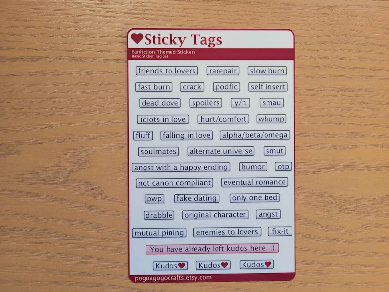 K&ouml;nnte beinhalten: Eine wei&szlig;e Karte mit einem roten Herzen und dem Text "Sticky Tags" in Schwarz. Die Karte listet verschiedene Fanfiction-bezogene Tags auf, wie z. B. "friends to lovers", "rarepair", "slow burn", "fast burn", "crack", "podfic", "self insert", "dead dove", "spoilers", "y/n", "smau", "idiots in love", "hurt/comfort", "whump", "fluff", "falling in love", "alpha/beta/omega", "soulmates", "alternate universe", "smut", "angst with a happy ending", "humor", "otp", "not canon compliant", "eventual romance", "pwp", "fake dating", "only one bed", "drabble", "original character", "angst", "mutual pining", "enemies to lovers" und "fix-it". Die Karte enth&auml;lt auch den Text "You have already left kudos here. :)" und drei rote Herzen mit dem Text "Kudos" unter jedem Herzen. Am unteren Rand der Karte steht der Text "pogoagogocrafts.etsy.com".