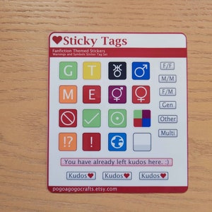 K&ouml;nnte beinhalten: Ein Satz bunter Aufkleber mit Symbolen und Buchstaben f&uuml;r Fanfiction. Die Aufkleber befinden sich auf einer wei&szlig;en Karte mit dem Text "Sticky Tags", "Fanfiction Themed Stickers", "Warnings and Symbols Sticker Tag Set", "You have already left kudos here. :)", "Kudos", "Kudos", "Kudos", und "pogoagogocrafts.etsy.com".