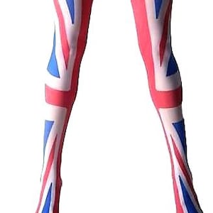 Könnte beinhalten: Eine Strumpfhose mit dem Muster der britischen Flagge. Das Design zeigt die Farben Rot, Weiß und Blau der Flagge und bedeckt die Beine von den Knöcheln bis zu den Oberschenkeln.