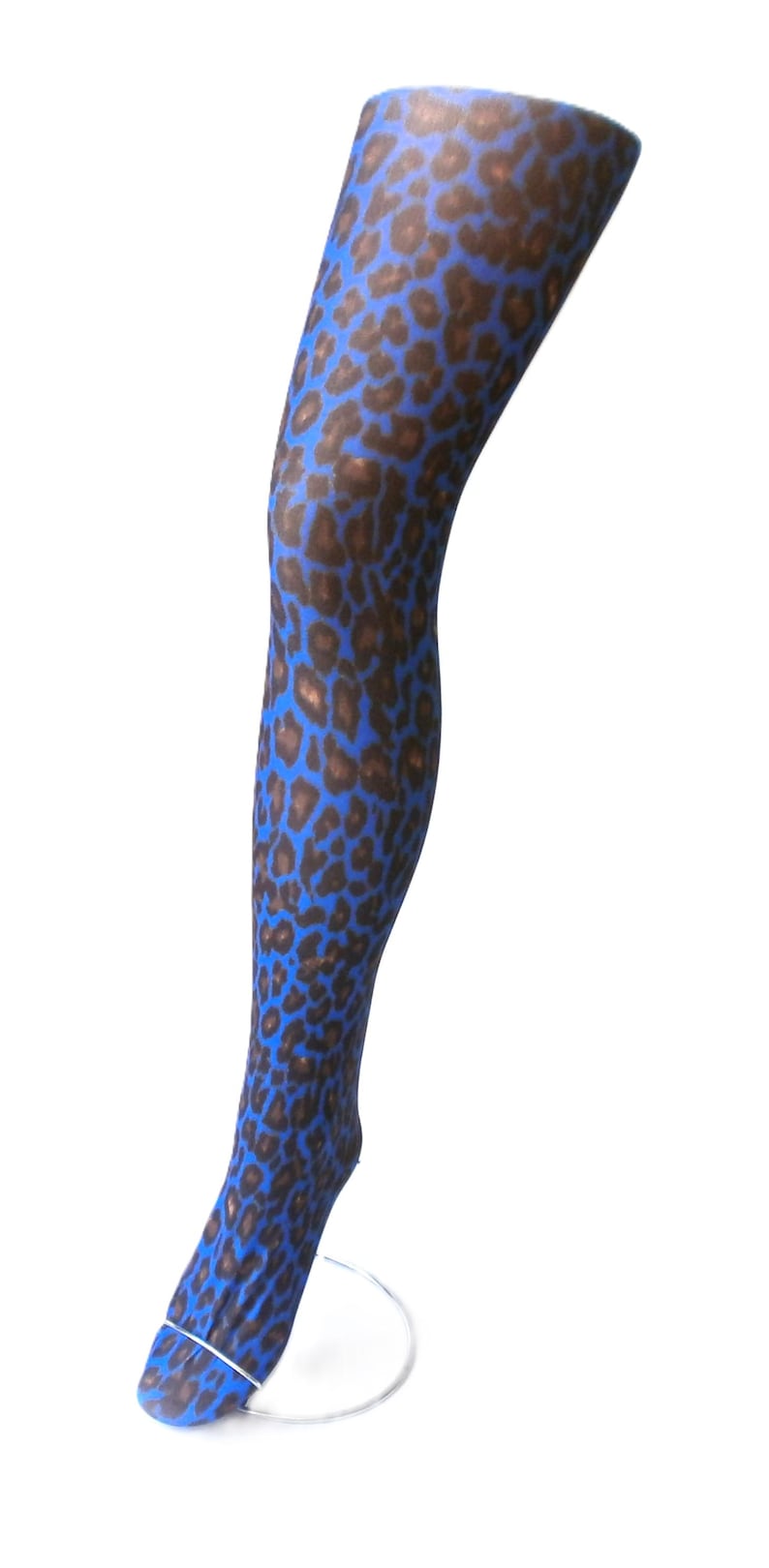 Puede incluir: Medias con estampado de leopardo azul y marr&oacute;n. Las medias se exhiben en una forma de pierna, mostrando el patr&oacute;n. Las manchas de leopardo son marrones sobre un fondo azul. Las medias est&aacute;n hechas de un material transparente.