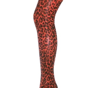 Puede incluir: Una media con estampado de leopardo rojo y negro. La media se muestra sobre un fondo blanco. El patr&oacute;n es un dise&ntilde;o repetido de manchas negras sobre un fondo rojo. La media es opaca y cubre la pierna desde el pie hasta el muslo.