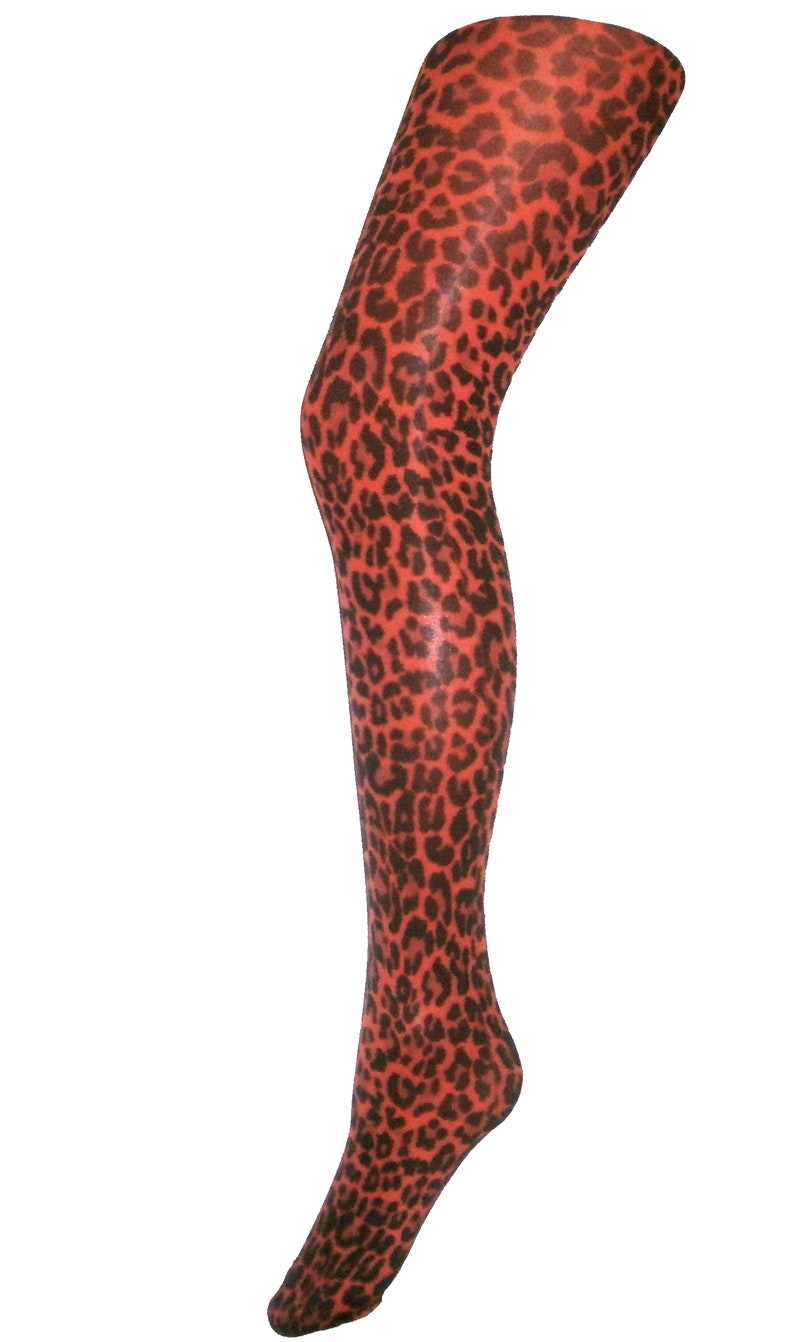 Puede incluir: Una media con estampado de leopardo rojo y negro. La media se muestra sobre un fondo blanco. El patr&oacute;n es un dise&ntilde;o repetido de manchas negras sobre un fondo rojo. La media es opaca y cubre la pierna desde el pie hasta el muslo.