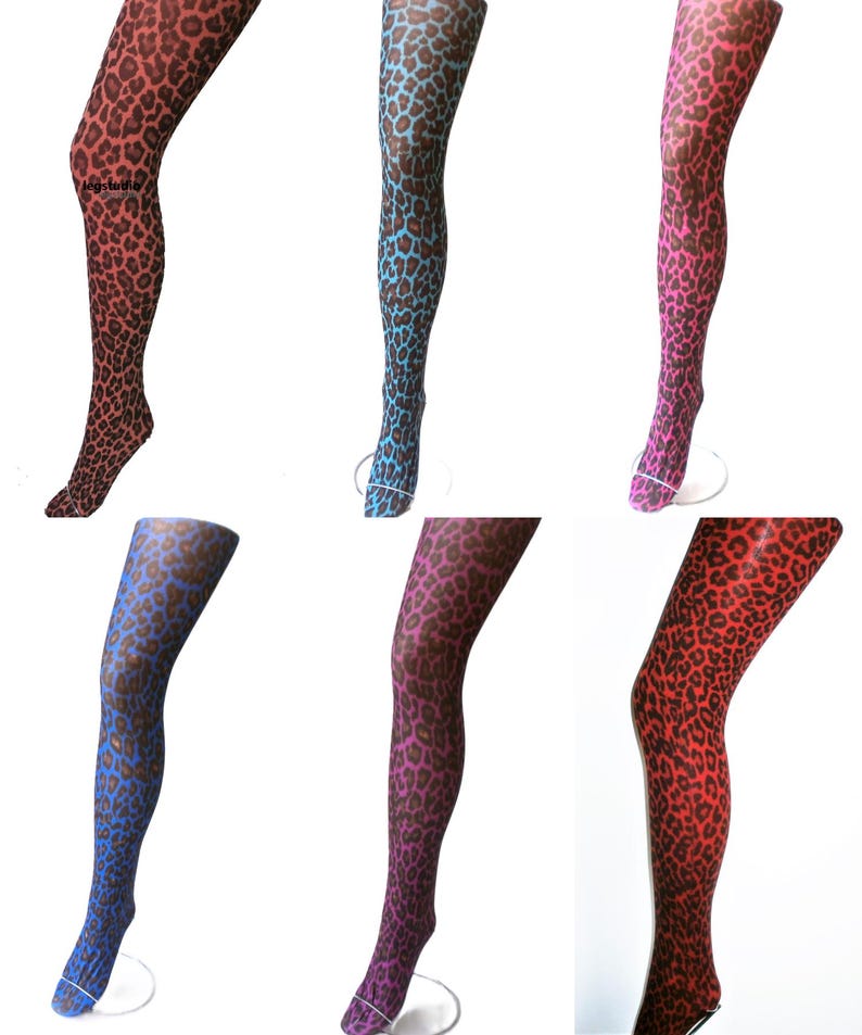 Puede incluir: Seis pares de medias estampadas en varios colores, incluyendo rojo, azul y rosa. Cada par presenta un dise&ntilde;o de estampado de leopardo. Las medias se muestran en formas de piernas sobre un fondo blanco, mostrando las diferentes opciones de color.