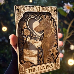 Carte de Tarot Personnalisée en Bois – Portrait sur Mesure d’une Personne ou d’un Animal – Cadeau Mystique Unique