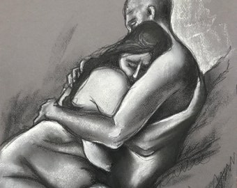 Sitzendes nacktes Paar umarmt | original Aktzeichnung | 25 X 35 cm | 9 X 13 in | Kohle und Pastell auf bräunlich grauem Pastellpapier