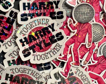 Op de afbeelding: Een verzameling stickers en illustraties met de tekst "HARRY STYLES TOGETHER 2026". De stickers hebben een discobalontwerp en een figuur in een roze pak met een discobalkop.