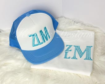 子供用パーソナライズTシャツとスナップバックキャップセット | 刺繍 | パフ刺繍スナップバックキャップ | イニシャルモノグラムTシャツ | パーソナライズギフト