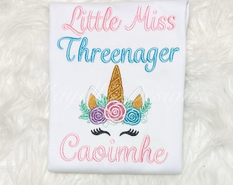 女の子用パーソナライズユニコーン3歳児Tシャツ | 誕生日 | 刺繍 | ワイルド＆スリー