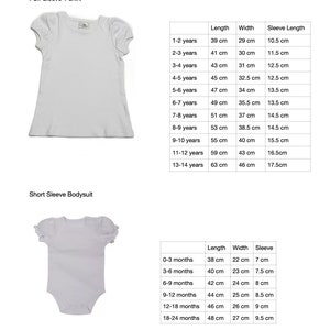 Może przedstawiać: Biały t-shirt z bufiastymi rękawami i białe body z kr&oacute;tkim rękawem. Obraz zawiera tabelę rozmiar&oacute;w z wymiarami w centymetrach dla obu ubrań. Rozmiary t-shirt&oacute;w wahają się od 1-2 lat do 13-14 lat. Rozmiary body wahają się od 0-3 miesięcy do 18-24 miesięcy.