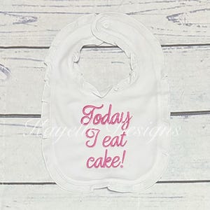 Personalised baby bib | Birthday bib | Cake day bib | Today I eat Cake