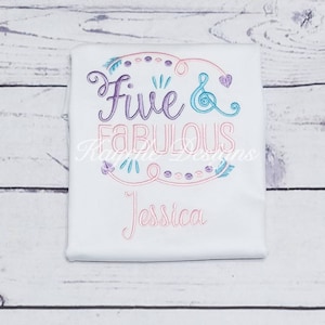 Pode incluir: Camiseta branca com bordado rosa, roxo e azul que diz "Five & Fabulous" com o nome "Jessica" bordado abaixo.