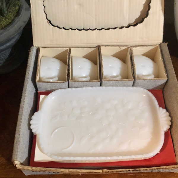 Set Of 4 Milk Glass Trays And Coffee Cups, 1930s Hazel Atlas Snack Set In Dogwood Pattern, Retro 30s Platter, New In Box
