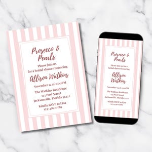 以下が含まれることがあります： ピンクと白のストライプの背景のブライダルシャワーの招待状。「Prosecco & Pearls」と書かれており、日付、時間、場所、RSVP情報など、イベントの詳細が含まれています。スマートフォンには同じ招待状が表示されています。