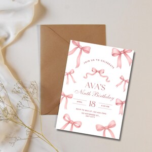 Puede incluir: Una invitaci&oacute;n de cumplea&ntilde;os con lazos rosas de acuarela sobre un fondo blanco. La invitaci&oacute;n dice "AVA'S Ninth Birthday" con la fecha 18 de abril e informaci&oacute;n de RSVP. Un sobre marr&oacute;n est&aacute; detr&aacute;s de la invitaci&oacute;n.