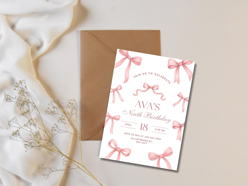 Puede incluir: Una invitaci&oacute;n de cumplea&ntilde;os con lazos rosas de acuarela sobre un fondo blanco. La invitaci&oacute;n dice "AVA'S Ninth Birthday" con la fecha 18 de abril e informaci&oacute;n de RSVP. Un sobre marr&oacute;n est&aacute; detr&aacute;s de la invitaci&oacute;n.