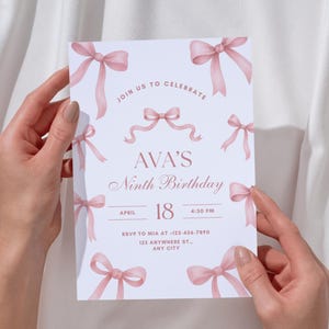 Puede incluir: Una tarjeta de invitaci&oacute;n blanca con lazos rosas de acuarela, que anuncia "El noveno cumplea&ntilde;os de AVA" el 18 de abril a las 4:30 PM. La tarjeta est&aacute; sostenida por dos manos sobre un fondo blanco.