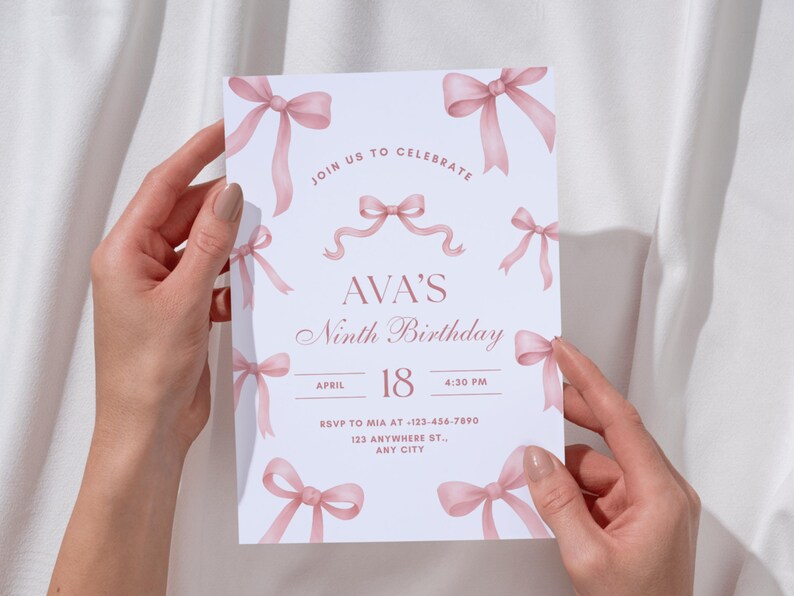 Puede incluir: Una tarjeta de invitaci&oacute;n blanca con lazos rosas de acuarela, que anuncia "El noveno cumplea&ntilde;os de AVA" el 18 de abril a las 4:30 PM. La tarjeta est&aacute; sostenida por dos manos sobre un fondo blanco.