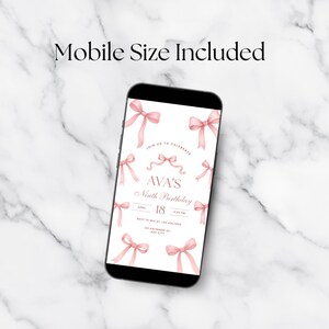 Puede incluir: Un tel&eacute;fono inteligente muestra una invitaci&oacute;n de cumplea&ntilde;os con ilustraciones de lazos rosas. La invitaci&oacute;n dice "Noveno Cumplea&ntilde;os de Ava" con la fecha del 18 de abril. El tel&eacute;fono est&aacute; sobre un fondo de m&aacute;rmol, con el texto "Mobile Size Included" en la parte superior.