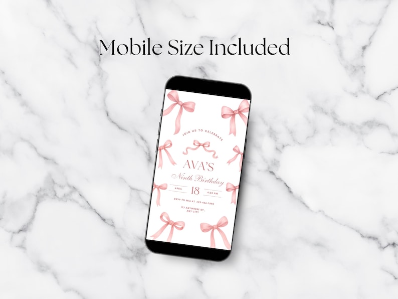 Puede incluir: Un tel&eacute;fono inteligente muestra una invitaci&oacute;n de cumplea&ntilde;os con ilustraciones de lazos rosas. La invitaci&oacute;n dice "Noveno Cumplea&ntilde;os de Ava" con la fecha del 18 de abril. El tel&eacute;fono est&aacute; sobre un fondo de m&aacute;rmol, con el texto "Mobile Size Included" en la parte superior.
