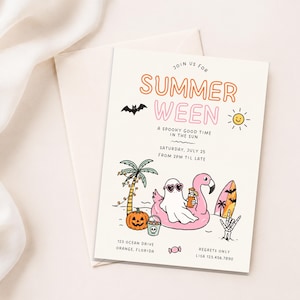 Può includere: Un invito color crema con le parole "Summerween" in arancione e rosa. L'invito presenta un fantasma, un galleggiante fenicottero, una tavola da surf e una zucca. Il testo recita "Join us for Summerween" e include i dettagli dell'evento.