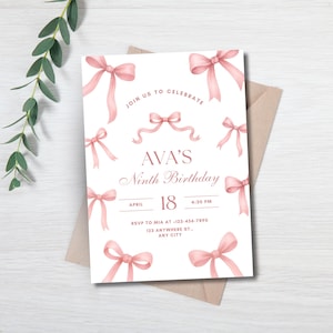 Puede incluir: Una tarjeta de invitaci&oacute;n blanca con lazos rosas de acuarela, texto que dice "JOIN US TO CELEBRATE" y "AVA'S Ninth Birthday". La fecha es el 18 de abril a las 4:30 PM. La tarjeta est&aacute; sobre un sobre marr&oacute;n con hojas verdes.