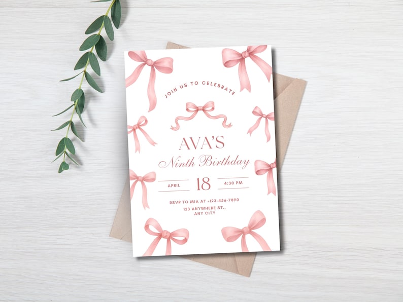 Puede incluir: Una tarjeta de invitaci&oacute;n blanca con lazos rosas de acuarela, texto que dice "JOIN US TO CELEBRATE" y "AVA'S Ninth Birthday". La fecha es el 18 de abril a las 4:30 PM. La tarjeta est&aacute; sobre un sobre marr&oacute;n con hojas verdes.