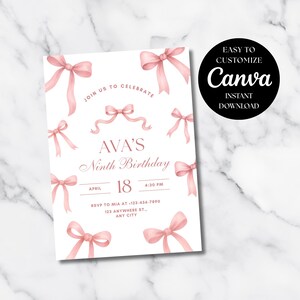 Puede incluir: Una tarjeta de invitaci&oacute;n blanca con lazos rosas de acuarela. El texto dice "Ava's Ninth Birthday" con la fecha 18 de abril y la hora 4:30 PM. Un c&iacute;rculo negro con el texto "Easy to Customize Canva Instant Download" est&aacute; en la esquina superior derecha.