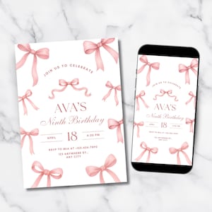 Puede incluir: Una invitaci&oacute;n de cumplea&ntilde;os y una pantalla de tel&eacute;fono inteligente que muestra el mismo dise&ntilde;o. La invitaci&oacute;n y la pantalla tienen un fondo blanco con lazos rosas y el texto "AVA'S Ninth Birthday" con la fecha 18 de abril.