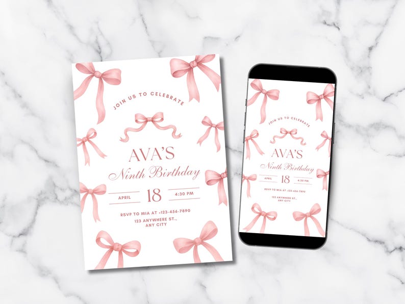 Puede incluir: Una invitaci&oacute;n de cumplea&ntilde;os y una pantalla de tel&eacute;fono inteligente que muestra el mismo dise&ntilde;o. La invitaci&oacute;n y la pantalla tienen un fondo blanco con lazos rosas y el texto "AVA'S Ninth Birthday" con la fecha 18 de abril.