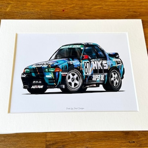 Könnte beinhalten: Eine Cartoon-Illustration eines blauen und weißen Rennwagens mit der Nummer 87 und dem Text "HKS" und "Super Oil" an der Seite. Das Auto befindet sich auf einem weißen Hintergrund.