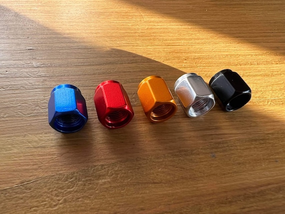 EdelSIGN - Tappi per valvola per cerchioni, confezione da 4 pezzi, con superficie cromata lucida (ottone + cromo) antipolvere per tutte le auto + valvole dei pneumatici della bicicletta