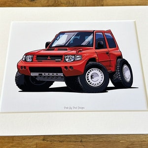 Könnte beinhalten: Eine rote Cartoon-Illustration eines Mitsubishi Pajero, einem beliebten Geländewagen. Das Auto ist in einem lustigen, skurrilen Stil mit großen Rädern und einer breiten Haltung gezeichnet. Die Illustration ist vor einem weißen Hintergrund platziert.