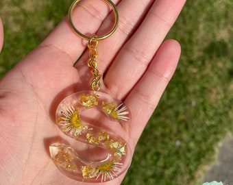 Initial Resin Keyring with Daisies and Leaf Flakes