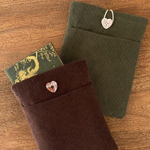 Corduroy boekenhoes met ritsvak en knoopsluiting | Hoes voor e-reader, Kindle en iPad