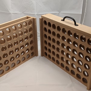 Puede incluir: Una caja de almacenamiento de madera con una manija negra y una cuadr&iacute;cula de agujeros redondos. La caja est&aacute; hecha de madera marr&oacute;n claro y est&aacute; abierta para revelar los agujeros.