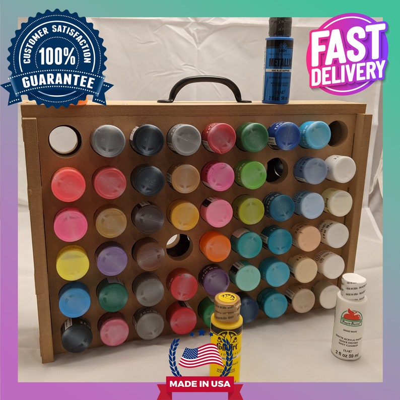 Puede incluir: Un estante de almacenamiento de pintura de madera con un asa negra. El estante tiene capacidad para 48 botellas de pintura de varios colores. Las botellas est&aacute;n dispuestas en filas y columnas. El estante est&aacute; hecho en los Estados Unidos.