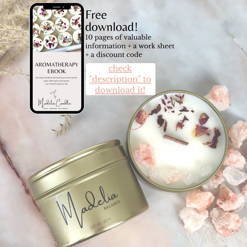 Puede incluir: Un ebook de aromaterapia y una lata dorada para velas con la palabra "Balance" escrita. La vela est&aacute; cubierta con flores secas y cristales. Tambi&eacute;n se ve el texto "&iexcl;Descarga gratuita!" y "&iexcl;consulta la descripci&oacute;n para descargarla!"