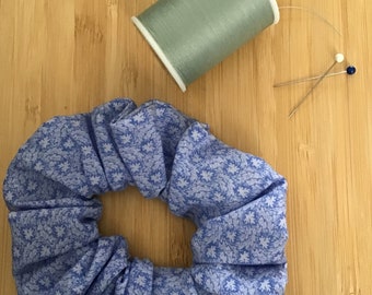 Niedliche blaue Scrunchie