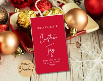 Könnte beinhalten: Ein rotes individuelles Etikett mit weißer Schrift, auf dem "Custom Tag" steht. Das Etikett ist von Weihnachtsornamenten in Gold und Rot umgeben. Die Worte "Fully Editable" und "Edit and Print as many as you wish" stehen ebenfalls auf dem Etikett.